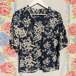 Ann Taylor Small Navy and Cream Floral Blouse Cropped 100% Rayon